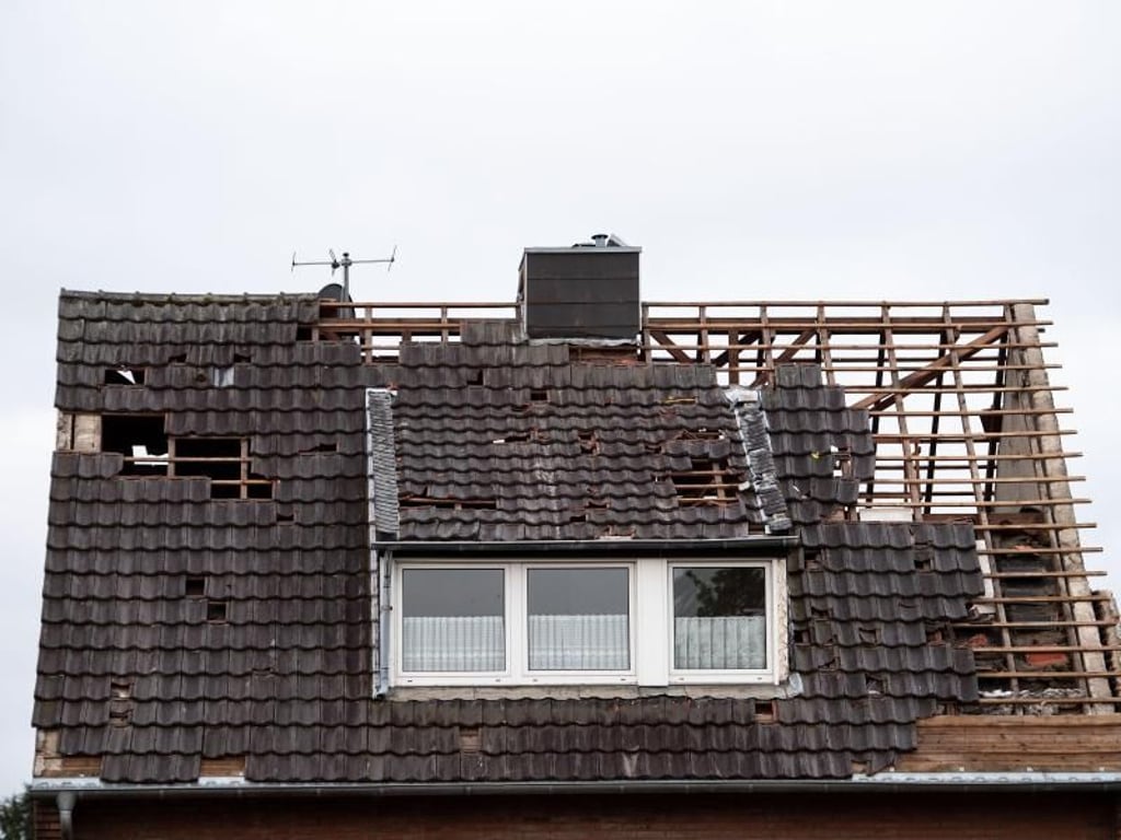 Ein bei einem Wirbelsturm abgedecktes Hausdach im Ortsteil Boisheim. Ein Tornado hat im Raum Viersen gewütet. Foto: Marius Becker