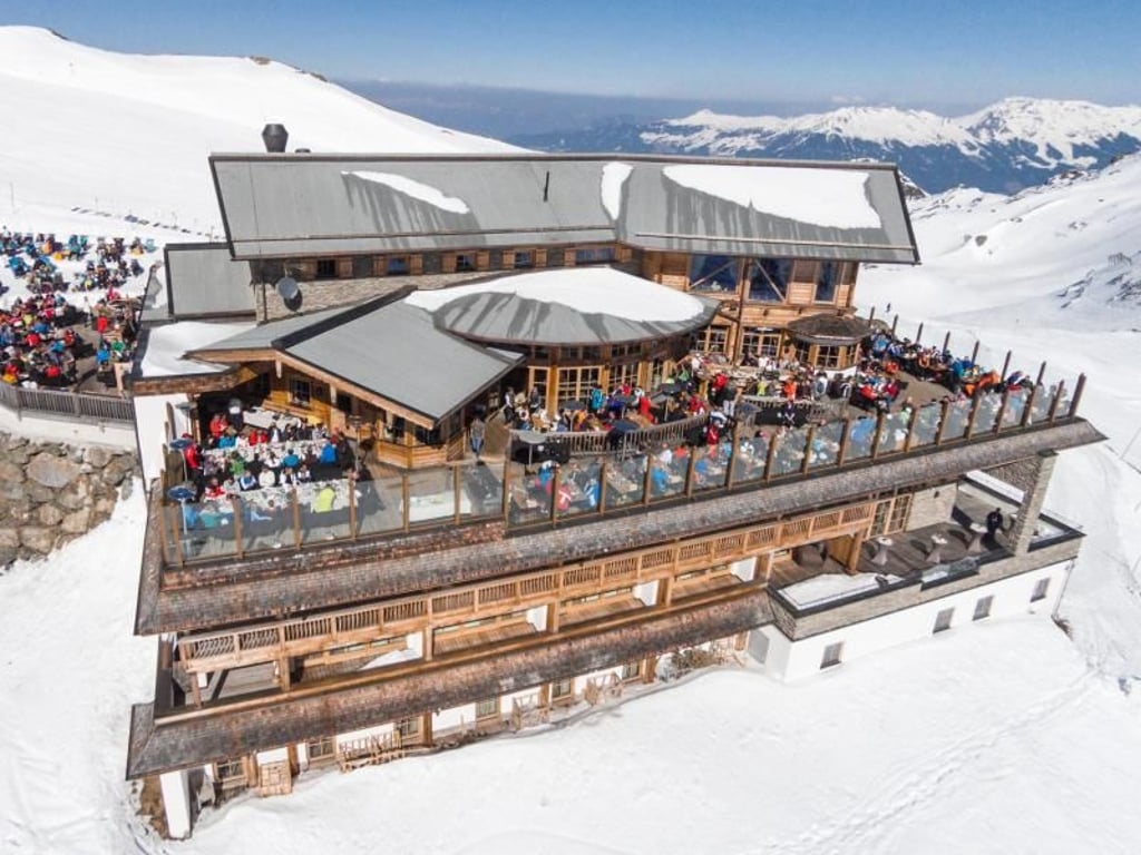 Das Wort «Hütte» ist bei der «Wedelhütte» eigentlich eine Untertreibung. Foto: Beckna Fotos/Archiv Wedelhütte/dpa-tmn