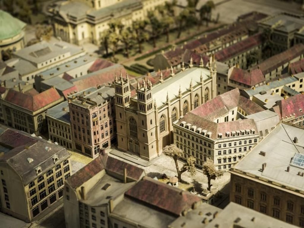 Ein Modell von Berlin um 1900 im Informationszentrum Humboldt-Box zeigt: Auch früher schon rückten Wohnhäuser nahe an die Kirche heran. Foto: Paul Zinken