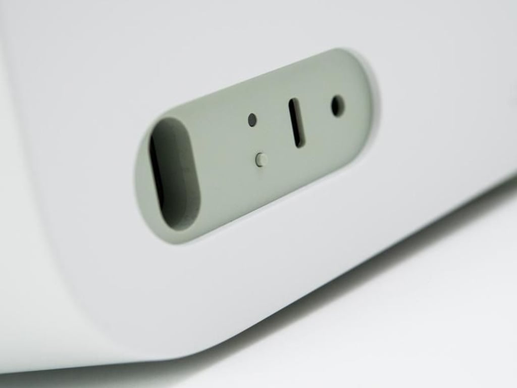 An der Rückseite des Google Home Max lassen sich Zuspielquellen per USB-C oder Miniklinke anschließen. Auch per Bluetooth und Google Cast kann Musik auf die Box gebracht werden. Foto: Franziska Gabbert