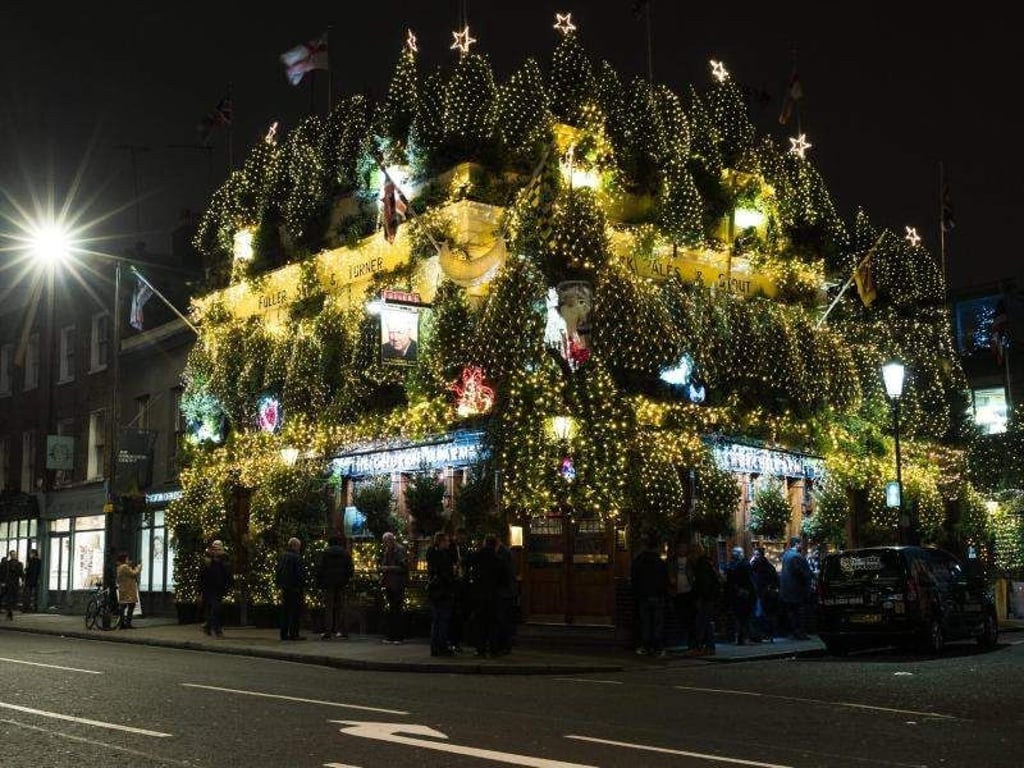 Das Pub ist eigentlich gar nicht mehr zu sehen, unter der üppigen Deko. Foto: Hayoung Jeon
