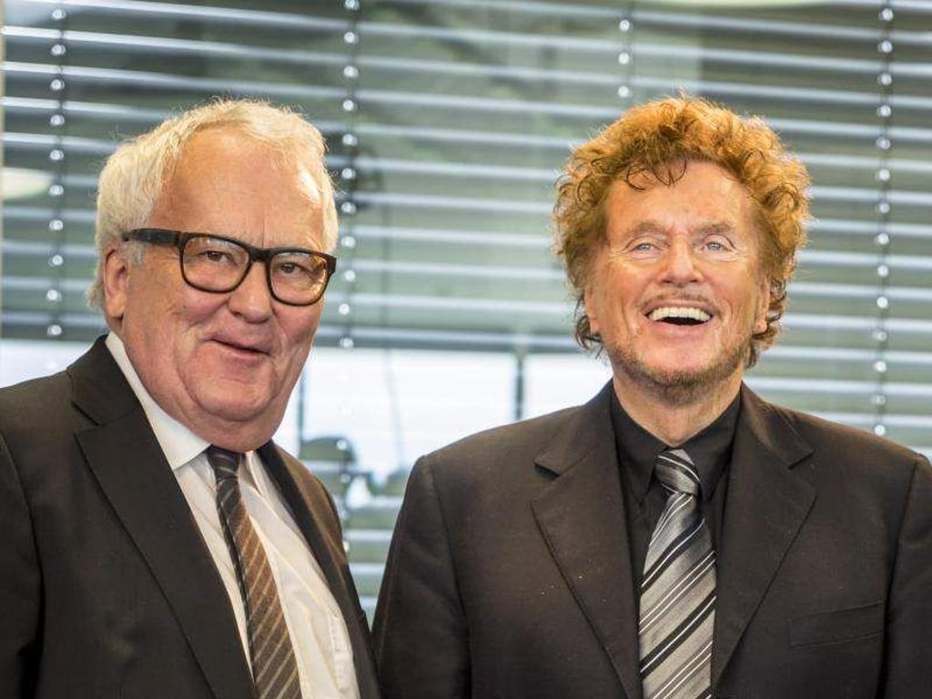 Theater- und Kulturfachmann Holk Freytag (l) warnt vor einem Generalverdacht gegen Regisseure. Foto: Steffen Sennewald/Steffen Sennewald