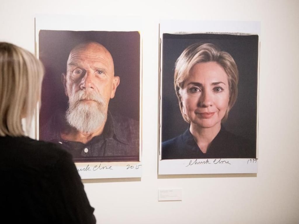 «Self-Portrait» (2015) und «Hillary Rodham Clinton» (r, 1999) von Chuck Close. Foto: Daniel Reinhardt