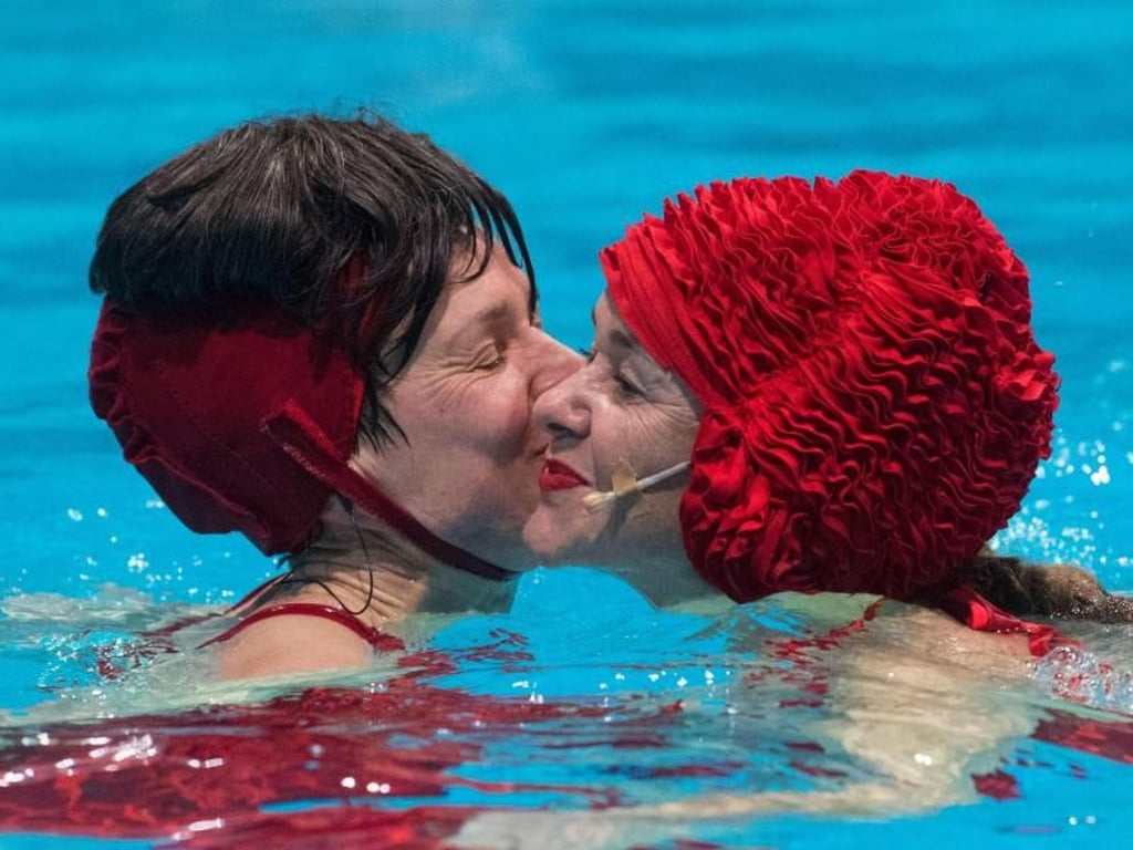 Alexa Steinbrenner (l) und Kathrin Hildebrand im Hallenbad Heslach im Stück "Retrotopia" der Theatergruppe Lokstoff. Foto: Marijan Murat