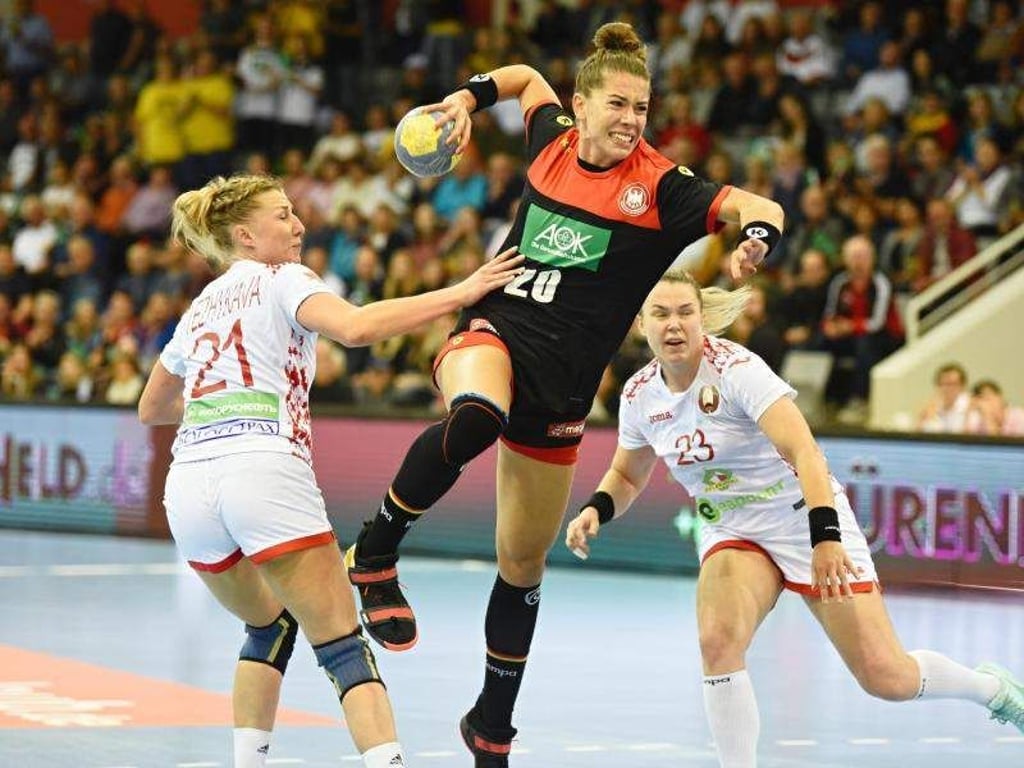 Emily Bölk (M) setzt sich am Wurfkreis gegen die Weißrusslands Karyna Yezhykava (l) und Viktoryia Shamanouskaya (r) durch. Foto: Nicolas Armer