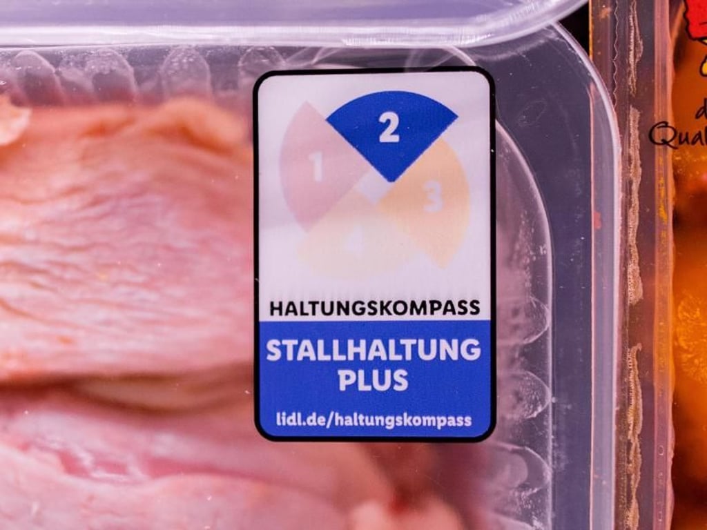 Ein Haltungskompass auf einer Fleischpackung bei Lidl. Foto: Marcel Kusch