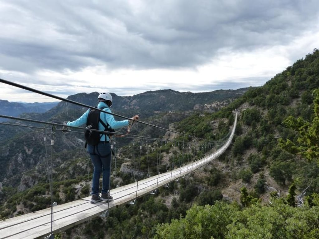 Nichts für Menschen mit Höhenangst: Im Abenteuerpark können Besucher den Canyon per Hängebrücke oder Zipline überqueren. Foto: Florian Sanktjohanser