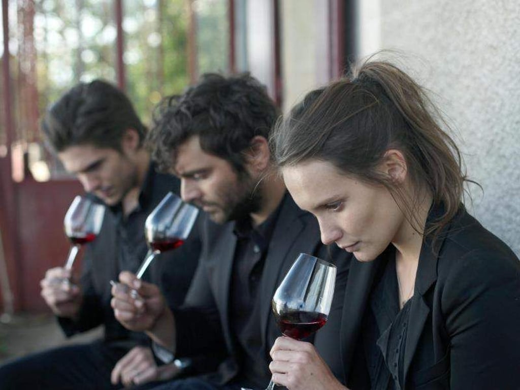 Die Geschwister Jérémie (François Civil), Jean (Pio Marma) und Juliette (Ana Girardot, vorne) bei der Weinprobe. Foto: Ce Qui Me Meut/StudioCanal