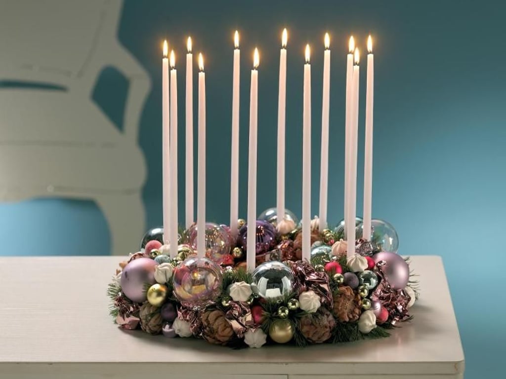 Es müssen nicht immer nur vier Kerzen sein. Auf diesem Adventskranz brennen zwölf Stück. Foto: BLOOM'S GmbH