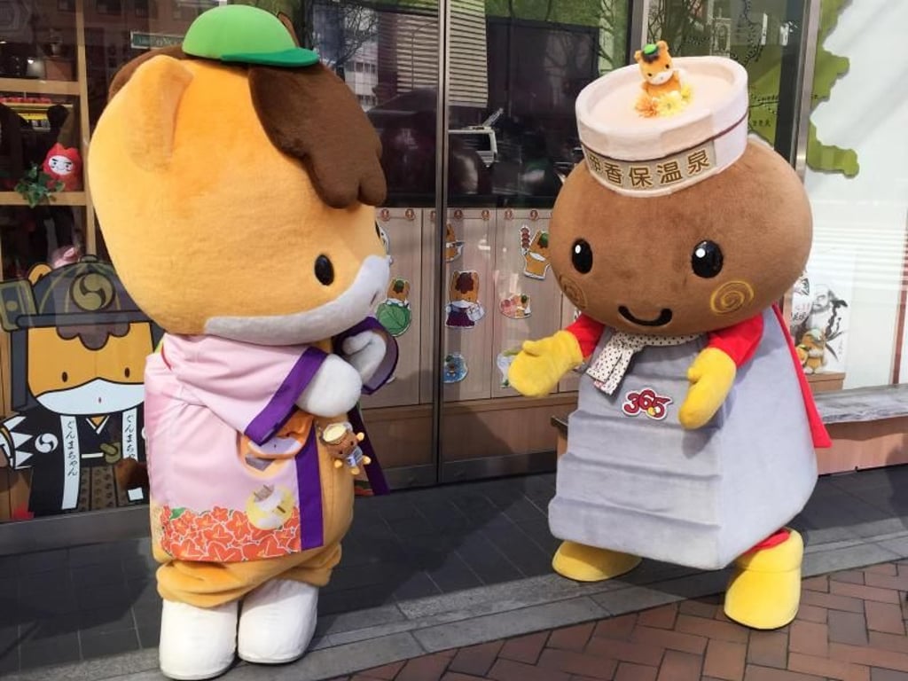 Das Maskottchen der Provinz Gumma, Gumma Chan (l), und das Maskottchen der Thermalquelle Ikaho Onsen. Foto: Lars Nicolaysen