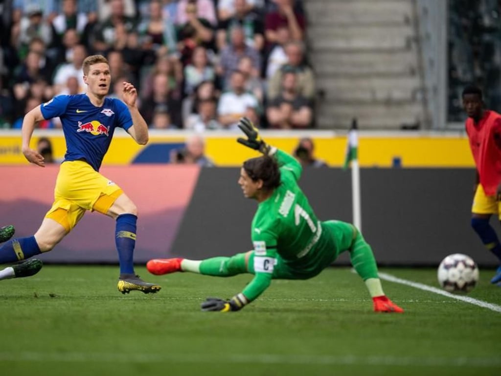 Marcel Halstenberg (l) erzielte beide Treffer für Leipzig in Gladbach. Foto: Marius Becker