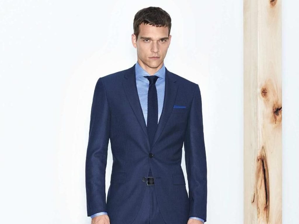 Es muss nicht klassisch schwarz-weiß sein: Ein blauer Anzug mit hellblauem Hemd wirkt modern, hier ein Beispiel von Boss (Anzug ca. 750 Euro, Hemd ca. 200 Euro, Krawatte ca. 100 Euro, Einstecktuch ca. 80 Euro, Schuhe ca. 450 Euro). Foto: Boss