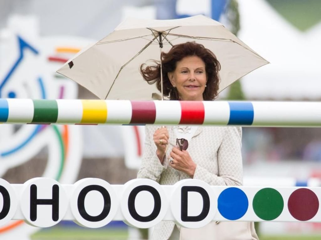Wetterfest: Königin Silvia von Schweden bei der Vorbesichtigung des Parcours im Aachen. Foto: Friso Gentsch