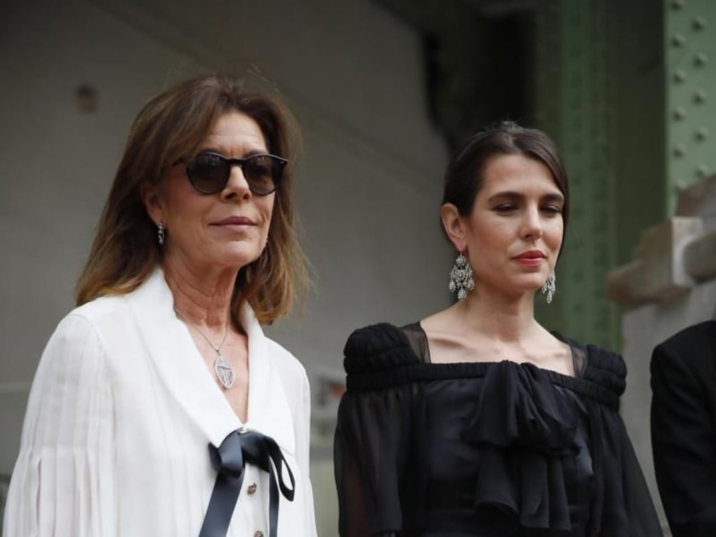 Prinzessin Caroline ist mit ihrer Tochter Charlotte Casiraghi in den Grand Palais gekommen. Foto: Francois Mori/AP
