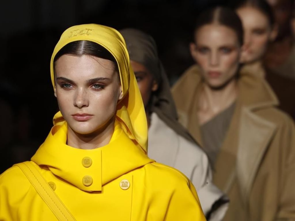Gut geschützt gegen die Unbilden der Natur: Kreationen von Max Mara. Foto: Antonio Calanni/AP