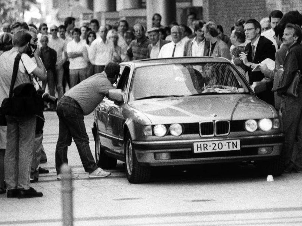 Der Wagen mit den Geiselnehmern in Köln von Journalisten umringt. Dieter Degowski und Hans-Jürgen Rösner hatten zuvor schwer bewaffnet eine Bank im nordrhein-westfälischen Gladbeck überfallen. Sie nahmen zwei Geiseln und fordern einen Fluchtwagen sowie 420 000 Mark. Foto: Hartmut Reeh/Archiv