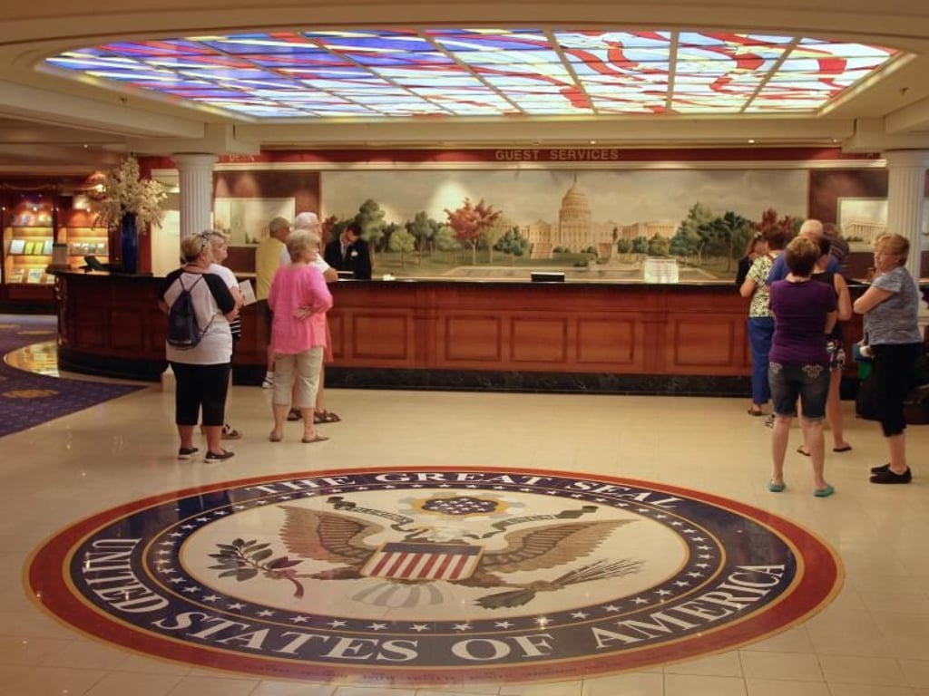 Wie im Capitol von Washington: Der Adler ziert den Marmorboden vor der Rezeption auf der «Pride of America». Foto: Verena Wolff