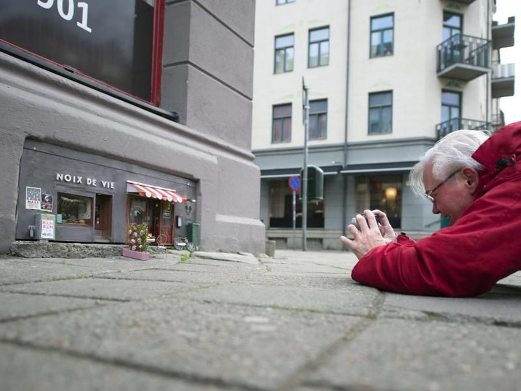 Zum Größenvergleich: Fotograf vor Mini-Maus-Restaurant in Malmö. Foto:Bjorn Lindgren