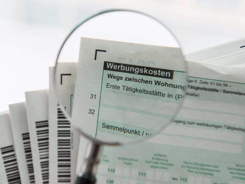 Arbeitnehmer können Ausgaben für den Job in ihrer Einkommensteuererklärung einzeln als Werbungskosten angeben, wenn diese die Pauschale von 1000 Euro übersteigen. Foto: Robert Günther