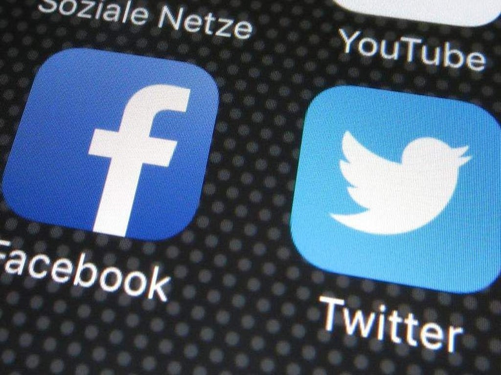 Logos von Facebook und Twitter auf einem Smartphone. Hasskommentare in sozialen Netzwerken stammen oft von einer kleinen Gruppe. Foto: Franz-Peter Tschauner