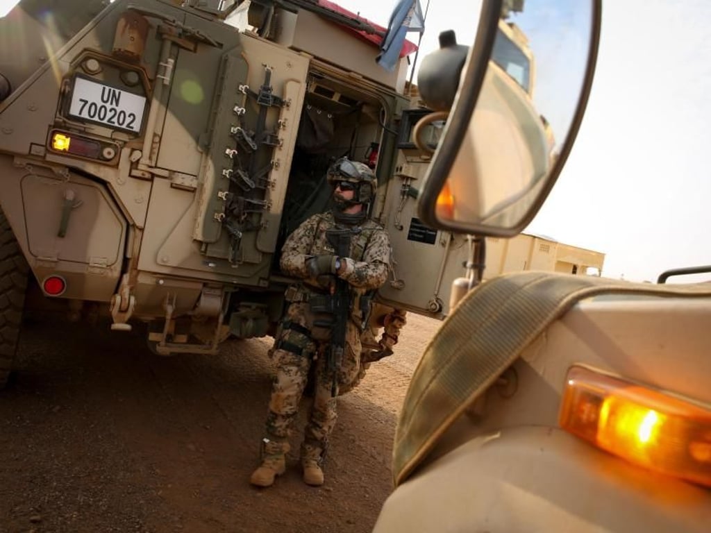 Schwer bewaffnete Bundeswehrsoldaten am Feldlager Camp Castor im Norden von Mali. Foto: Kay Nietfeld