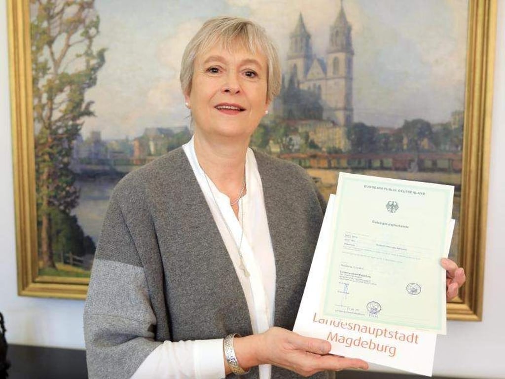 Die Generalintendantin des Theaters in Magdeburg, Karen Stone, zeigt ihre Einbürgerungsurkunde. Foto: Peter Gercke