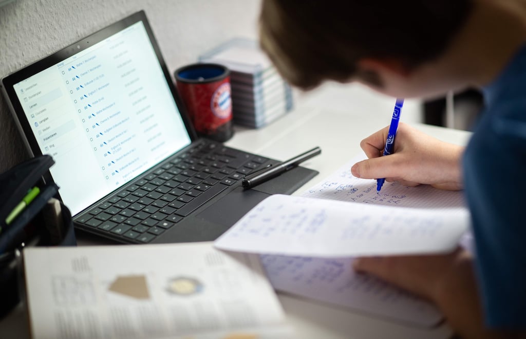 Ein Schüler sitzt in seinem Zimmer am Schreibtisch und erledigt Aufgaben im Rahmen des Homeschoolings. (Zu dpa: «Lernprobleme durch Distanzunterricht - Experten für mehr Hilfen») +++ dpa-Bildfunk +++