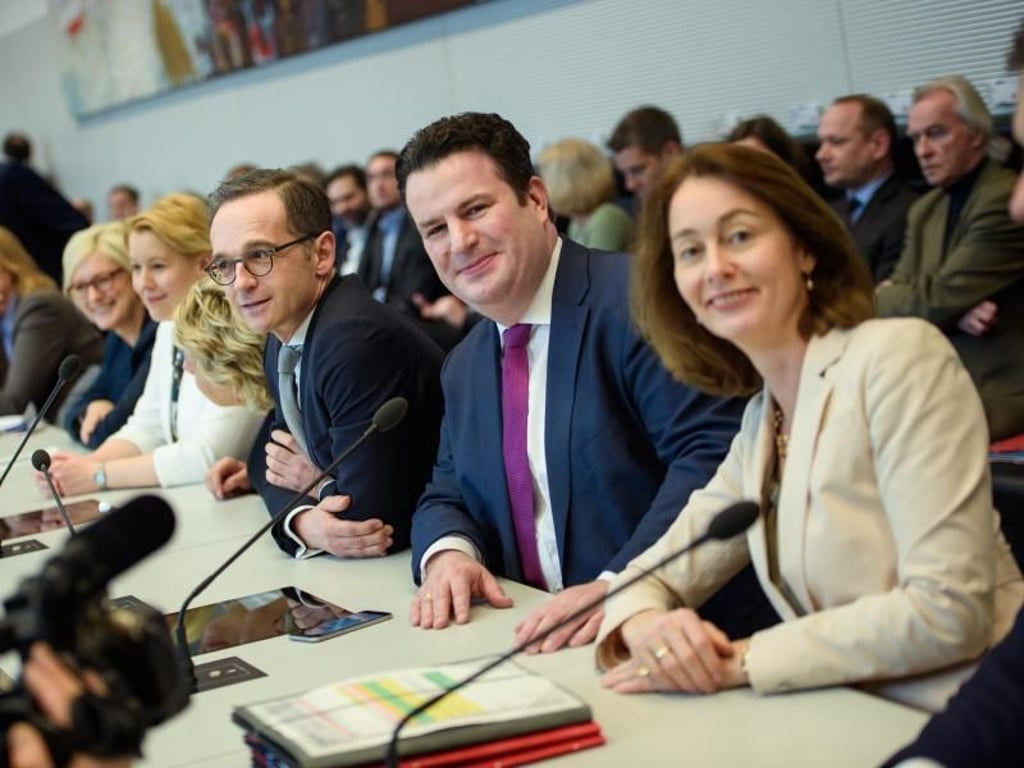 Franziska Giffey (l-r), Svenja Schulze, Heiko Maas, Hubertus Heil, und Katarina Barley (SPD)Bundesfamilienministerin, sitzen im Reichstagsgebäude. Foto: Gregor Fischer