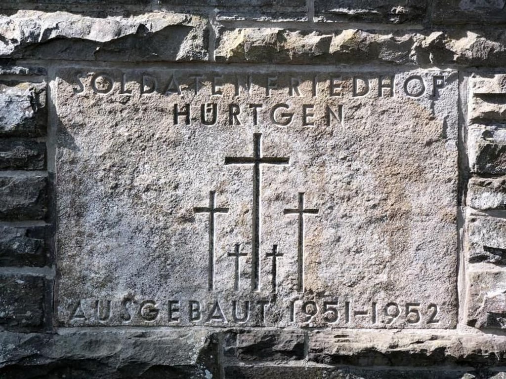 Der Soldatenfriedhof Hürtgen liegt an der Bundesstraße 399. Hier ruhen rund 3000 gefallene Deutsche. Foto: Rainer Valder