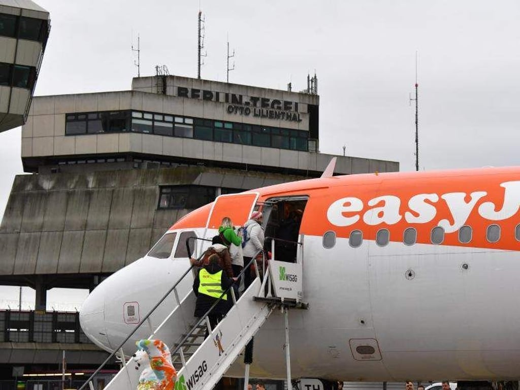 Easyjet bietet ab Sonntag von Tegel Verbindungen nach Frankfurt, Stuttgart, München und Düsseldorf an. Foto: Jens Kalaene