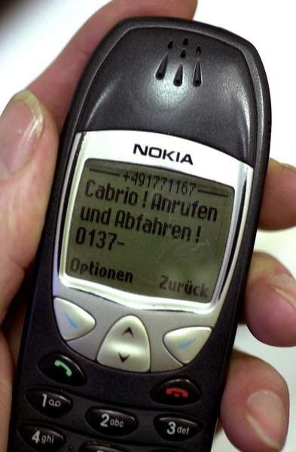 Die Kurzmitteilung "Cabrio ! Anrufen und Abfahren !" wird am Dienstag (04.02.2003) in Magdeburg auf dem Display eines Handys zusammen mit einer 0137-er Rufnummer angezeigt. Ruft der Empfänger der Nachricht zurück, weil er davon ausgeht, ein Auto gewinnen zu können, wird es möglicherweise für ihn teuer. Der Deutsche Verband für Post und Telekommunikation e.V. warnt vor dem Rückruf solcher Nummern. Der Schaden kann bis zu 98 Cent pro Minute zuzüglich der Mobilfunkgebühren betragen, und das ohne Gewinnchancen auf ein Cabrio. Neben dem Betrug per SMS werden Leute auch per Anruf zur Kasse gebeten: Ein Computer wählt wahllos Anschlüsse im Mobilfunk- oder Festnetz an. Das Telefon klingelt ganz kurz, damit ein unbeantworteter Anruf auf dem Display angezeigt wird. Wer zurückruft zahlt ebenfalls. Fotograf: Peter Förster dpa/lah