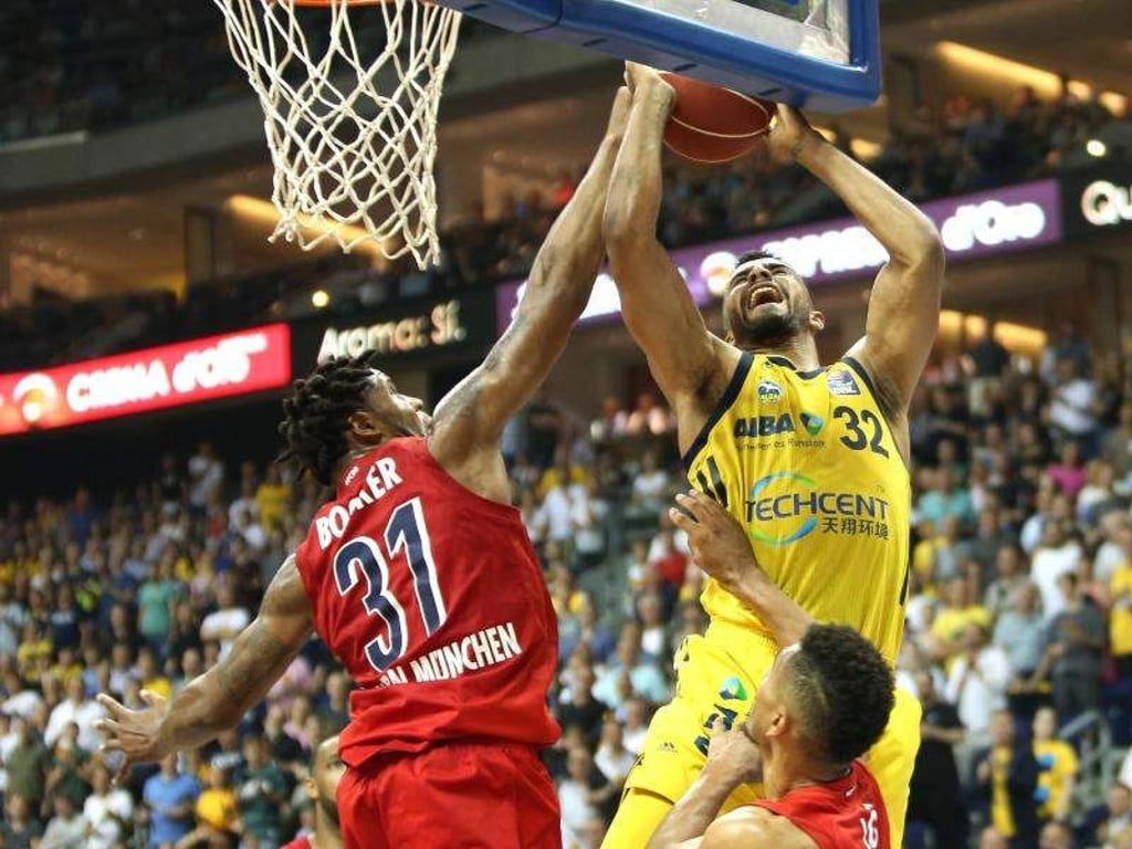 Münchens Devin Booker (l) verteidigt den Korbleger von ALBAs Johannes Thiemann. Foto: Andreas Gora