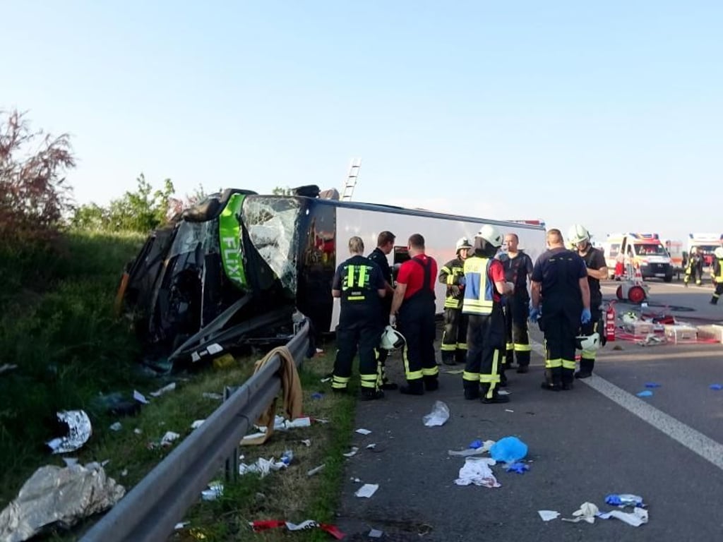 Die A9 wurde an der Unfallstelle in beide Richtungen voll gesperrt. Foto: Strauss-News