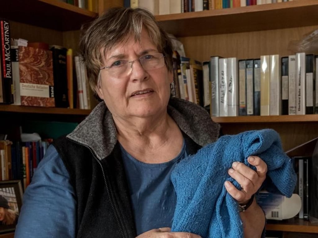 Der blaue Pullover, den Merve Stöckle in der Hand hält, gehörte ihrem verstorbenen Mann. Wenn sie das Kleidungsstück berührt, ist sie ihrem Mann ganz nah, sagt sie. Foto: Daniel Maurer/dpa-tmn