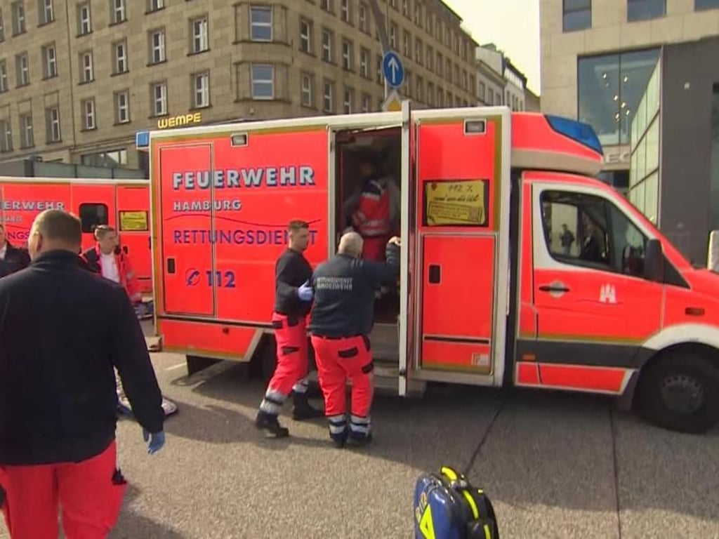 Notärzte vor der S-Bahnhaltestelle Jungfernstieg. Foto: Tnn