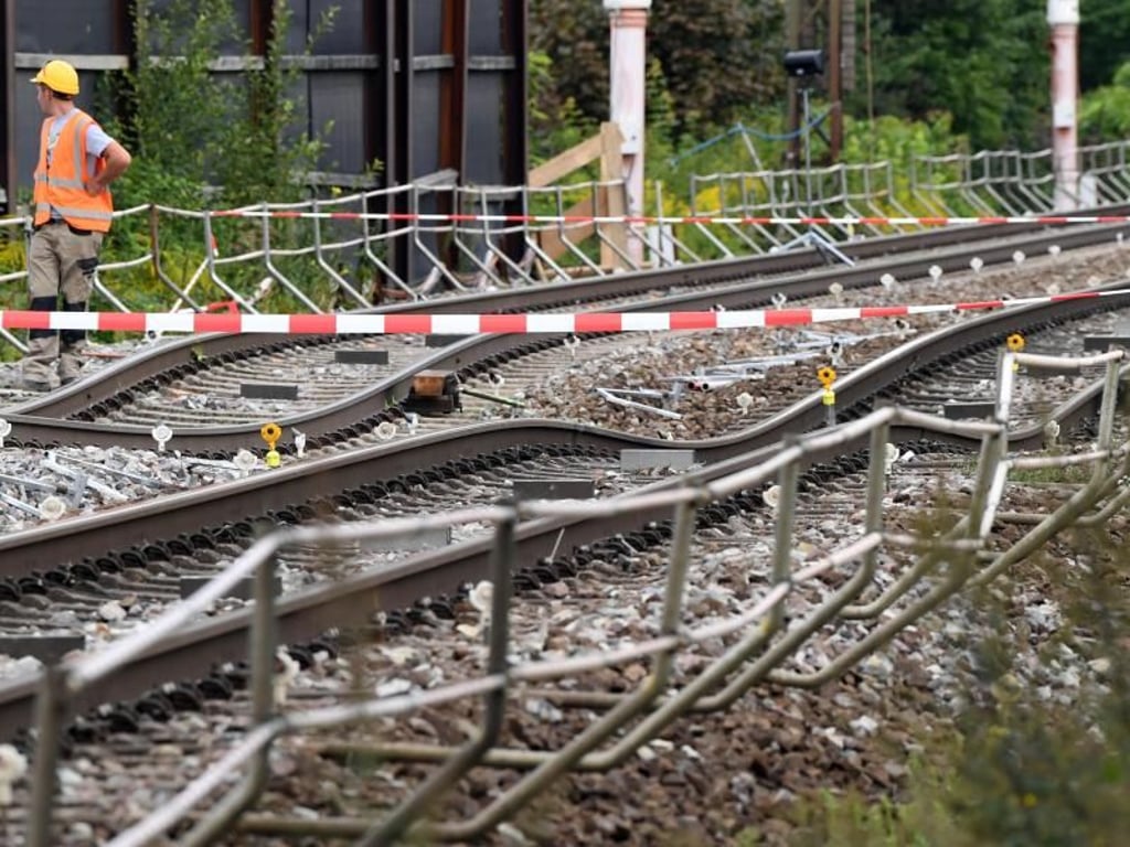 Ein Arbeiter an der Baustelle der Rheintalbahn bei Rastatt: Hier war das Gleisbett bei Tunnmelarbeiten abgesackt. Foto: Uli Deck