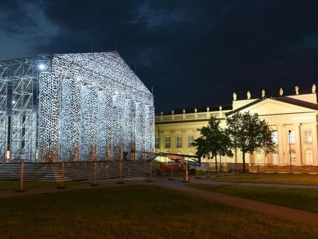 Der «Parthenon der Bücher» leuchtet in der Nacht. Foto: Uwe Zucchi