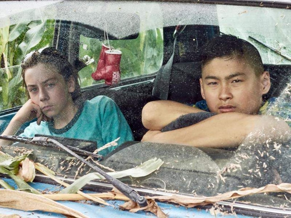 Maik (Tristan Göbel, l) und Tschick (Anand Batbileg) machen mit einem schrottreifen Lada einen Roadtrip. Foto: Lago Film GmbH/StudioCanal