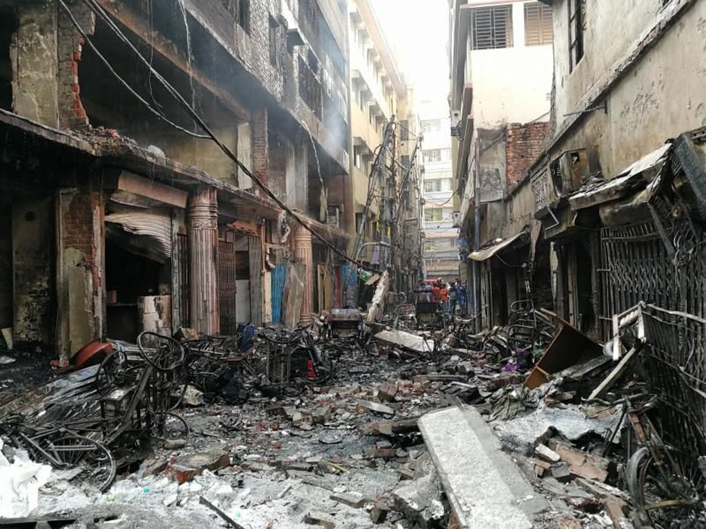 Das Feuer war im Erdgeschoss eines vierstöckigen Gebäudes ausgebrochen, in dem Chemikalien gelagert wurden. Foto: Mohammad Al-Masum Molla