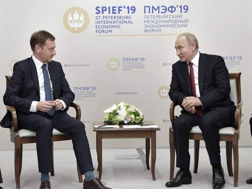 Sachsens Ministerpräsident Michael Kretschmer trifft Russlands Präsidenten Wladimir Putin im Rahmen des Internationalen Wirtschaftsforums in St. Petersburg. Foto: Alexei Nikolsky/Pool Sputnik Kremlin/AP