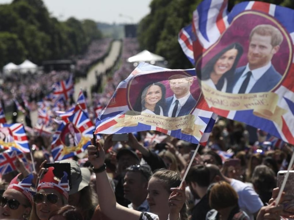 Große Begeisterung in Windsor. Zehntausende jubeln dem Brautpaar zu. Foto: Emilio Morenatti/AP