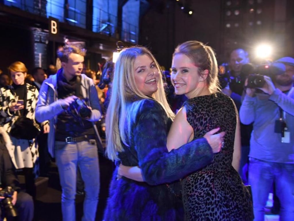 Arm in Arm: Die Schauspielerinnen Anne-Sophie Briest (l) und Susanne Bormann kommen zur Show von Dawid Tomaszewski an. Foto: Jens Kalaene