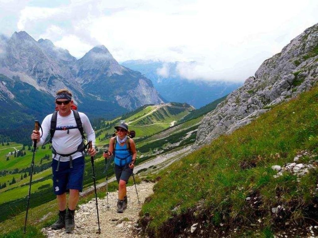 Reini läuft vorweg: Mit einem Bergführer bezwingt man die Zugspitze auf sicherem Weg. Foto: Marco Mach