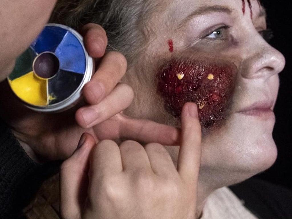 Schritt 5: Die Eiterpunkte entstehen: Dafür kleine Punkte aus Kleber mit gelber Schminke betupfen. Foto: Fabian Sommer