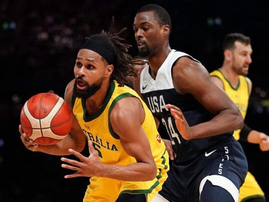 Der Australier Patty Mills (l) zeigte gegen das US-Team eine starke Leistung. Foto: Scott Barbour/AAP
