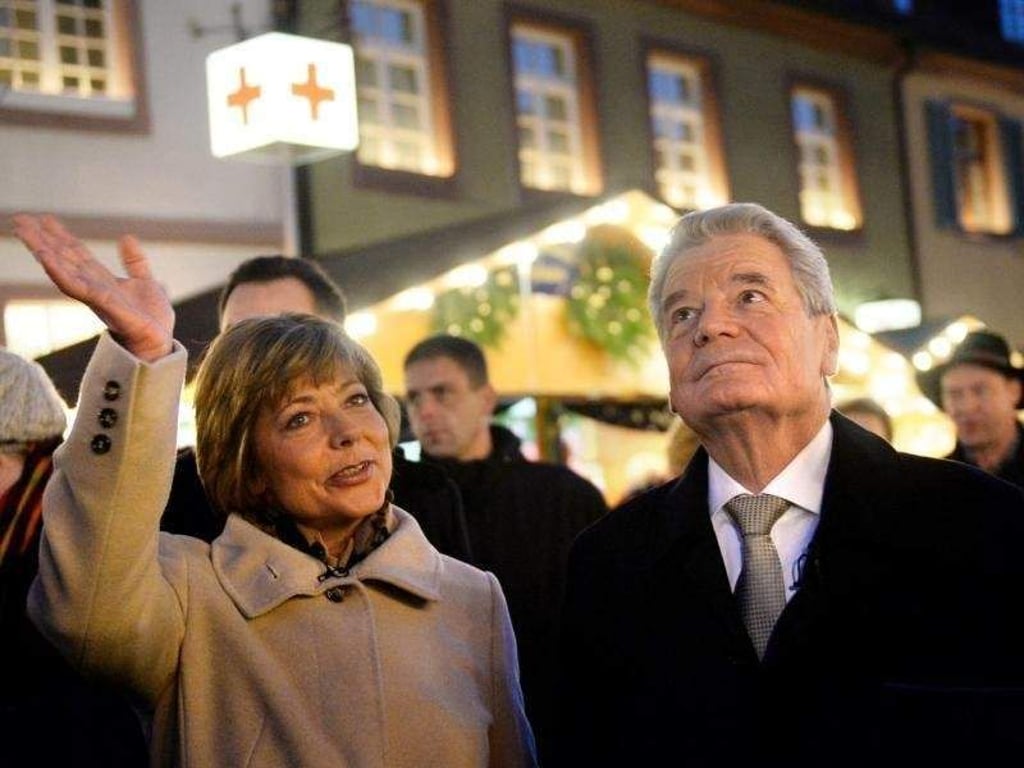 Bundespräsident Joachim Gauck und seine Lebensgefährtin Daniela Schadt auf dem Weihnachtsmarkt. Foto: Franziska Kraufmann
