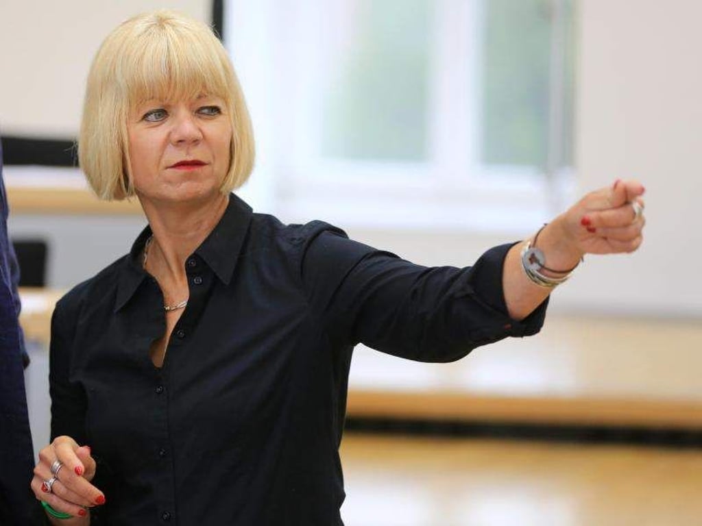 Cornelia Lüddemann, Fraktionsvorsitzende Bündnis90/Die Grünen in Sachsen-Anhalt, steht im Plenarsaal vom Landtag. Foto: Peter Gercke/Archiv