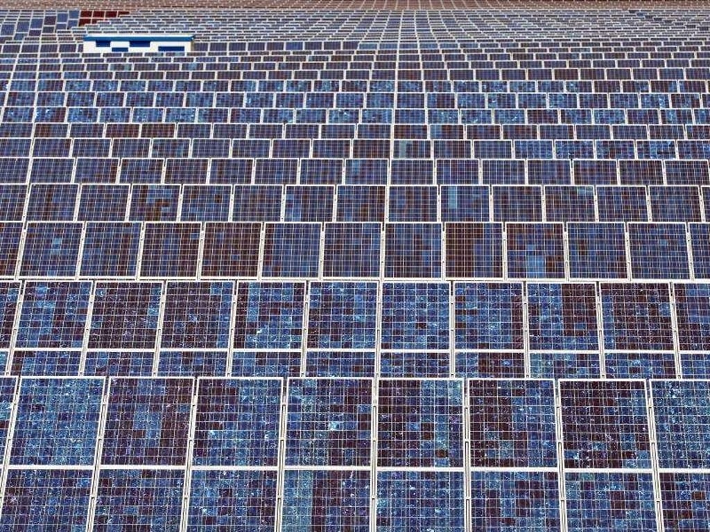 Scheinbar bis zum Horizont reicht eine Solaranlage. Foto: Jan Woitas/Archiv