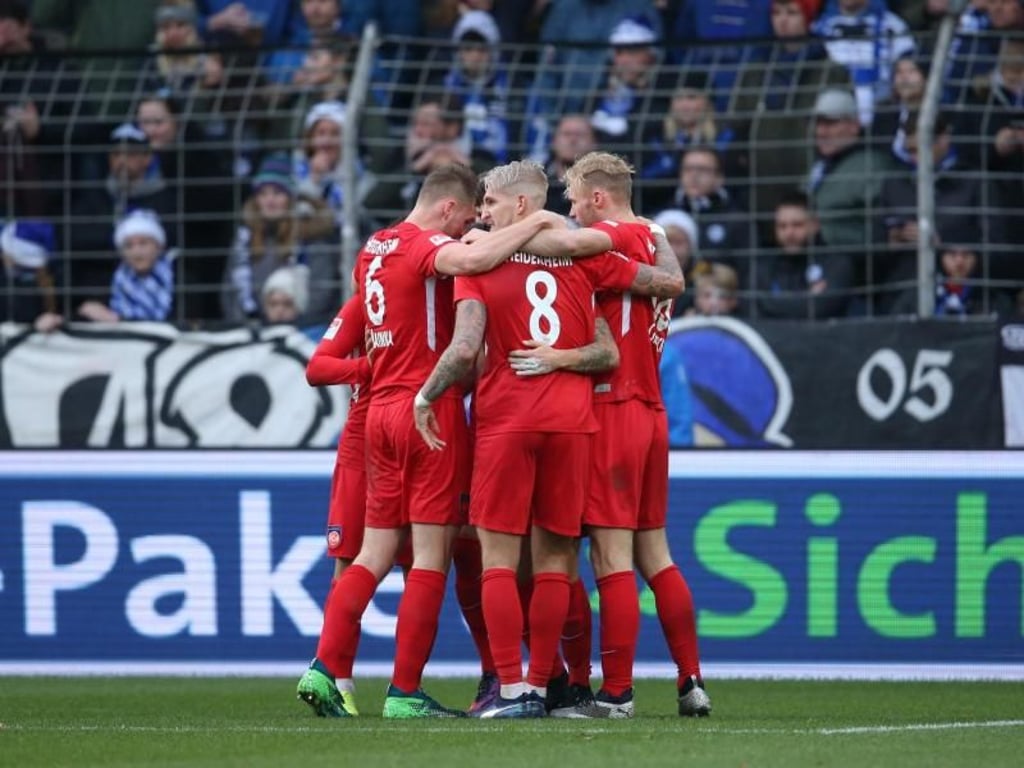Heidenheims Spieler feiern das 2:1 bei Arminia Bielefeld. Foto: Friso Gentsch