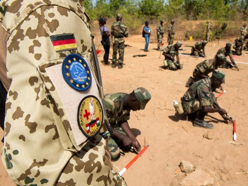Bundeswehrsoldaten bilden 2013 in Koulikoro (Mali) Pioniere der Armee Malis aus. Foto: Maurizio Gambarini